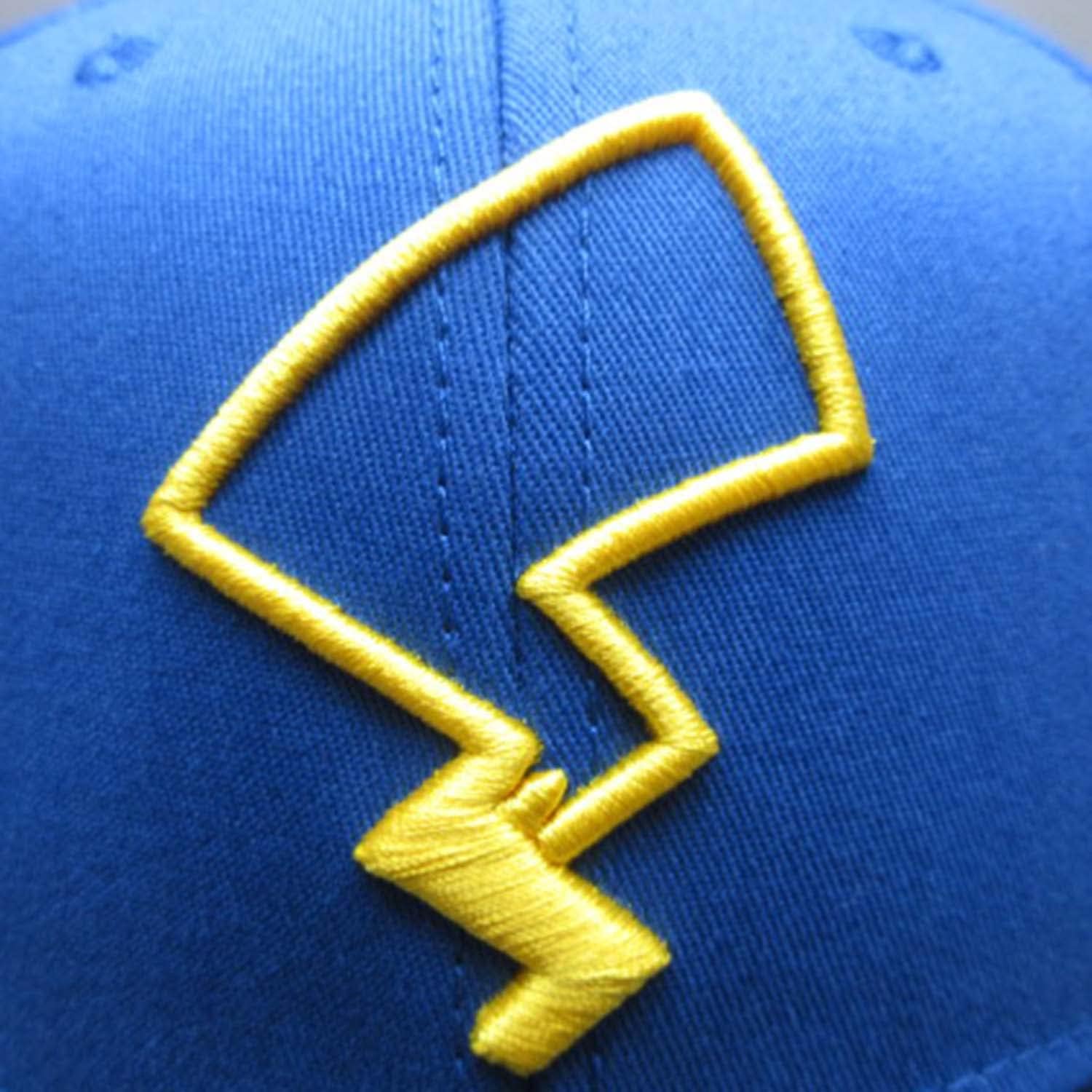 Bioworld Gorra Snapback Pokémon Pikachu con Cola Bordada - Acrílico, Ajustable, Diseño Estructurado, Producto Oficial para Fans